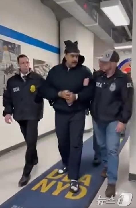 본문 이미지 - 니콜라스 마두로 베네수엘라 대통령이 3일(현지시간) 미국 마약단속국(DEA) 요원에게 이끌려 이동하는 모습이 공개됐다. (백악관 엑스 캡쳐) 2026.1.4/뉴스1