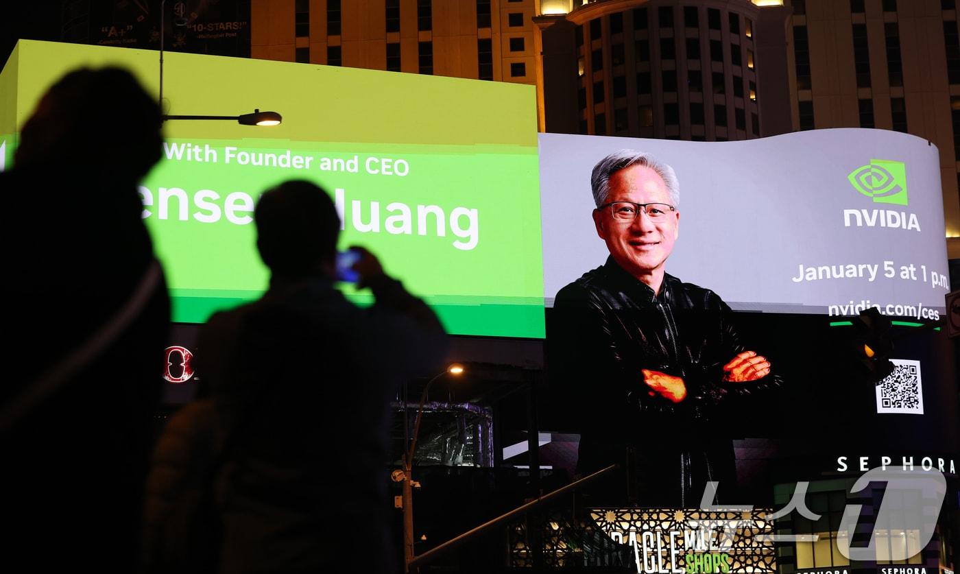 세계 최대 IT(정보기술)·가전 전시회 'CES 2026' 개막을 사흘 앞둔 3일(현지시간) 미국 네바다주 라스베이거스 거리에 젠슨 황 엔비디아 최고경영장(CEO) 특별 연설 광고가 표출되고 있다. 젠슨 황 CEO는 개막 하루 전인 오는 5일 오후(현지시간) 라이브 특별 연설을 통해 CES 2026의 사실상 오프닝을 장식한다. 2026.1.4/뉴스1 ⓒ News1 황기선 기자
