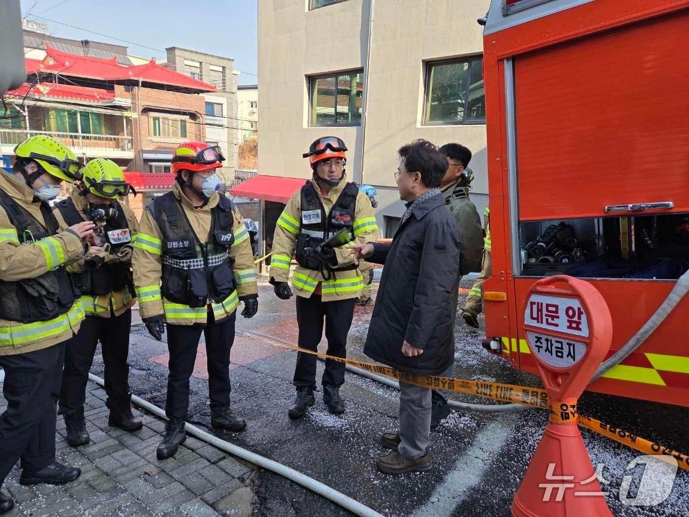 본문 이미지 - 육동한 춘천시장이 4일 오전 후평동 주택 화재 현장을 찾아 소방 관계자로 부터 현장 상황을 보고 받고 있다.(춘천시 제공, 재판매 및 DB금지)
