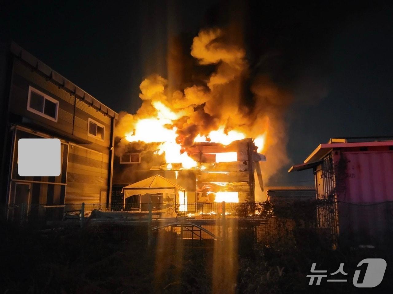 본문 이미지 - 3일 오후 7시 13분쯤 김포시 고촌읍 소재 축양장에서 불이 났다.(김포소방서 제공. 재배포 및 DB금지)2026.1.4/뉴스1