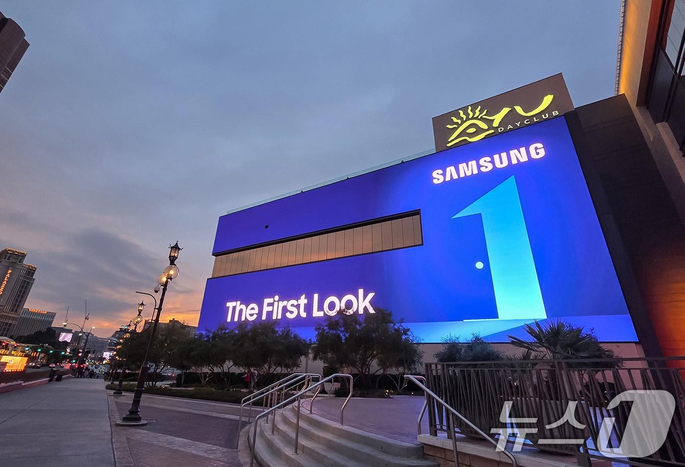 3일(현재시간) 세계 최대 전자 전시회 CES 2026가 열리는 미국 라스베이거스에 위치한 리조트월드 호텔에서 삼성전자 옥외광고가 송출되고 있다. 삼성전자는 이번 전시회 단독 전시관에서 '당신의 AI 일상 동반자(Your Companion to AI Living)'을 주제로 전시, 프레스 콘퍼런스, 기술 포럼 등 다양한 프로그램을 진행할 예정이다. (삼성전자 제공. 재판매 및 DB 금지) 2026.1.4/뉴스1