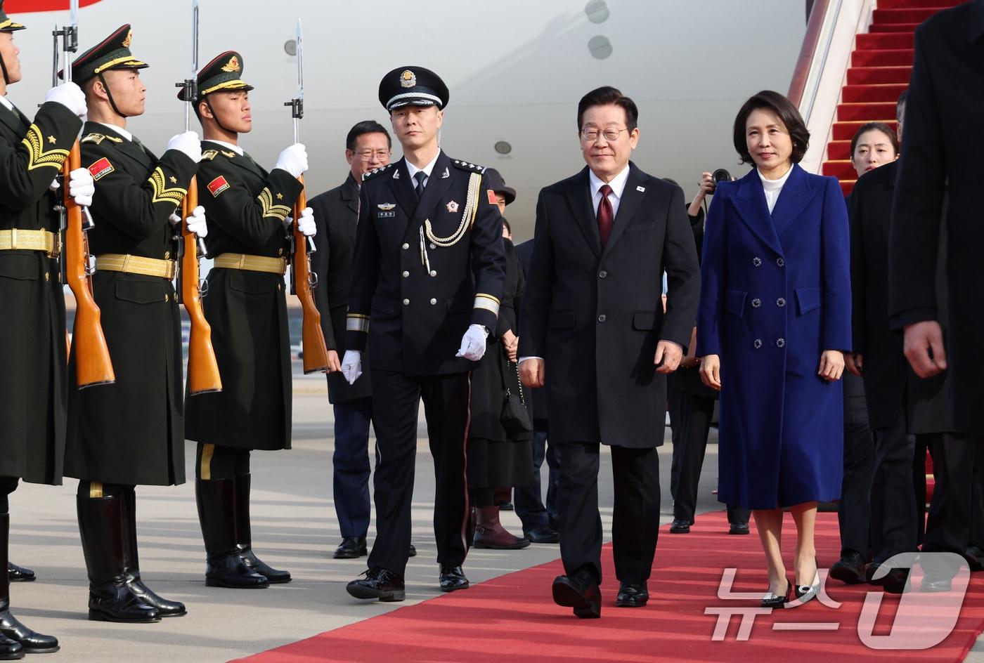중국을 국빈방문하는 이재명 대통령과 김혜경 여사가 4일 베이징 서우두 공항에 도착한 공군1호기에서 내려 이동하고 있다. 2026.1.4/뉴스1 ⓒ News1 허경 기자