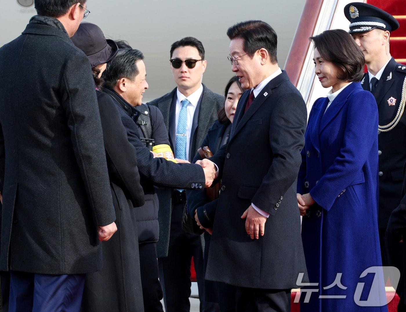 본문 이미지 - 중국을 국빈방문하는 이재명 대통령이 4일 베이징 서우두 공항에서 다이빙 주한 중국 대사와 인사하고 있다. 2026.1.4/뉴스1 ⓒ News1 허경 기자