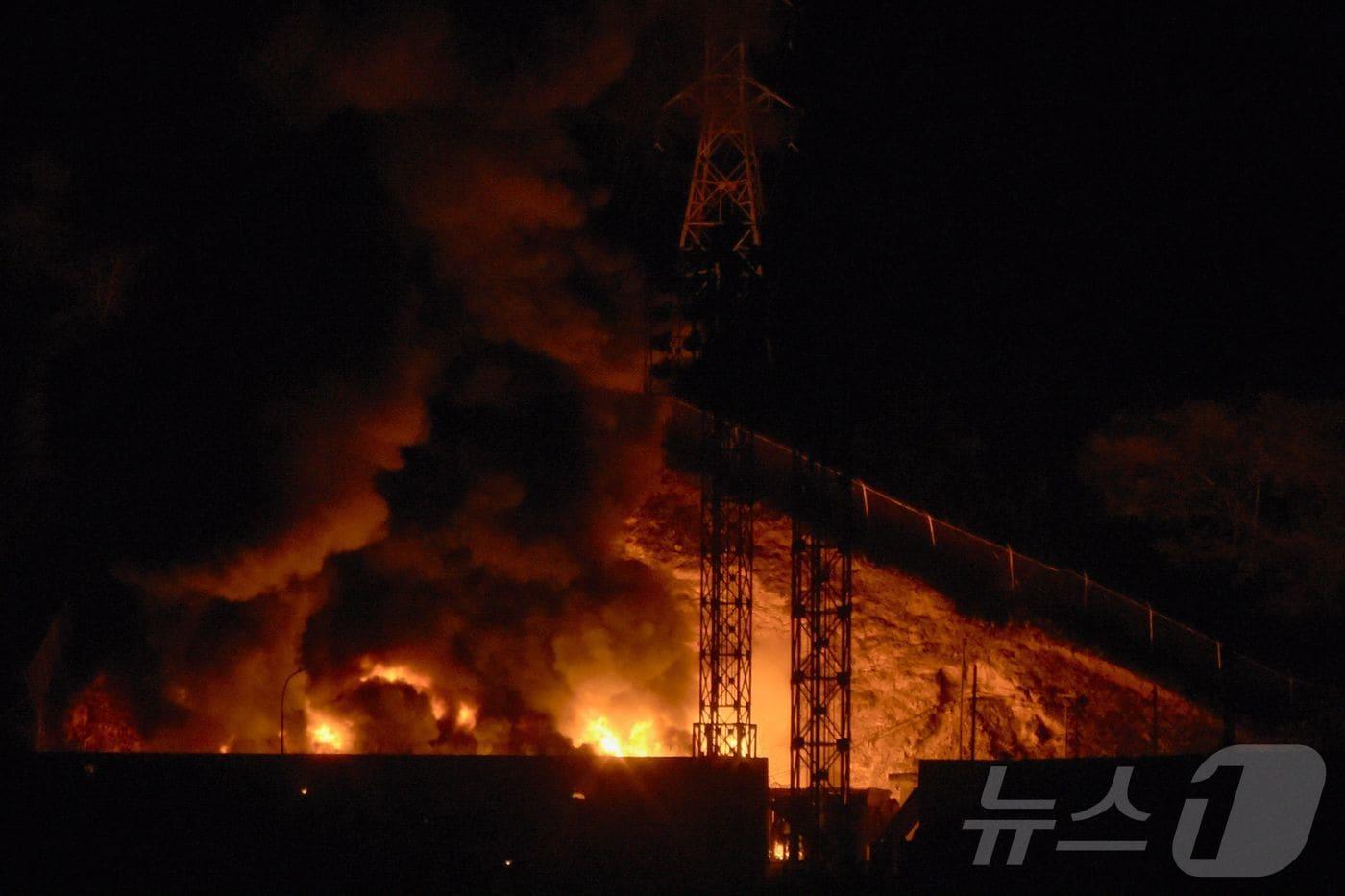3일 베네수엘라 최대 군사 시설인 푸에르테 티우나(Fuerte Tiuna)에서 일련의 폭발 이후 화재가 발생한 모습. (Photo by Luis JAIMES / AFP) ⓒ AFP=뉴스1 ⓒ News1 이종덕 기자