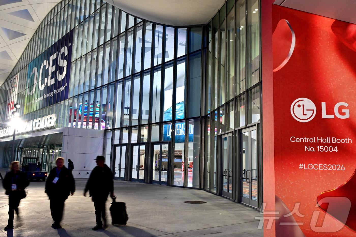 LG전자는 오는 6일(현지시간) 세계 최대 가전·IT 전시회 ‘CES 2026’가 열리는 미국 라스베이거스 컨벤션센터(LVCC)의 새로이 단장한 메인 입구에서 광고를 선보이며 전 세계 관람객을 맞이한다고 밝혔다. LG전자는 이번 전시회에서 2,044제곱미터(㎡) 규모 전시관을 운영하며 고객을 중심으로 공간과 제품을 조화롭게 조율하고 행동하는 공감지능의 진화를 선보일 계획이다. (LG전자 제공. 재판매 및 DB 금지) 2026.1.4/뉴스1
