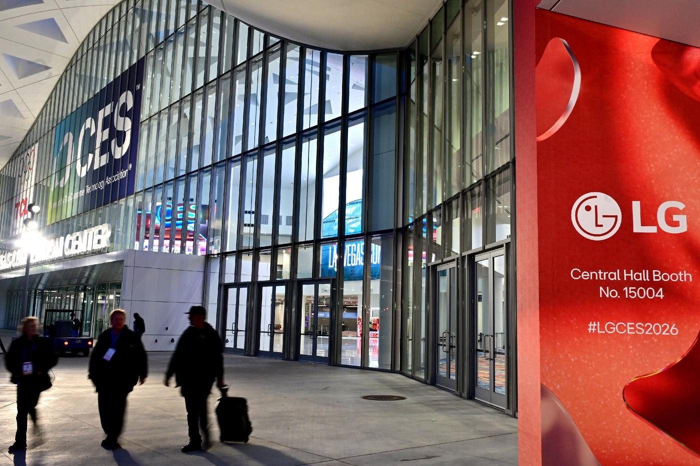 LG전자가 6일~9일(현지시간) 세계 최대 가전·IT 전시회 ‘CES 2026’가 열리는 美 라스베이거스 컨벤션센터(LVCC)의 새로이 단장한 메인 입구에서 광고를 선보이며 전 세계 관람객을 맞이한다.(LG전자 제공)