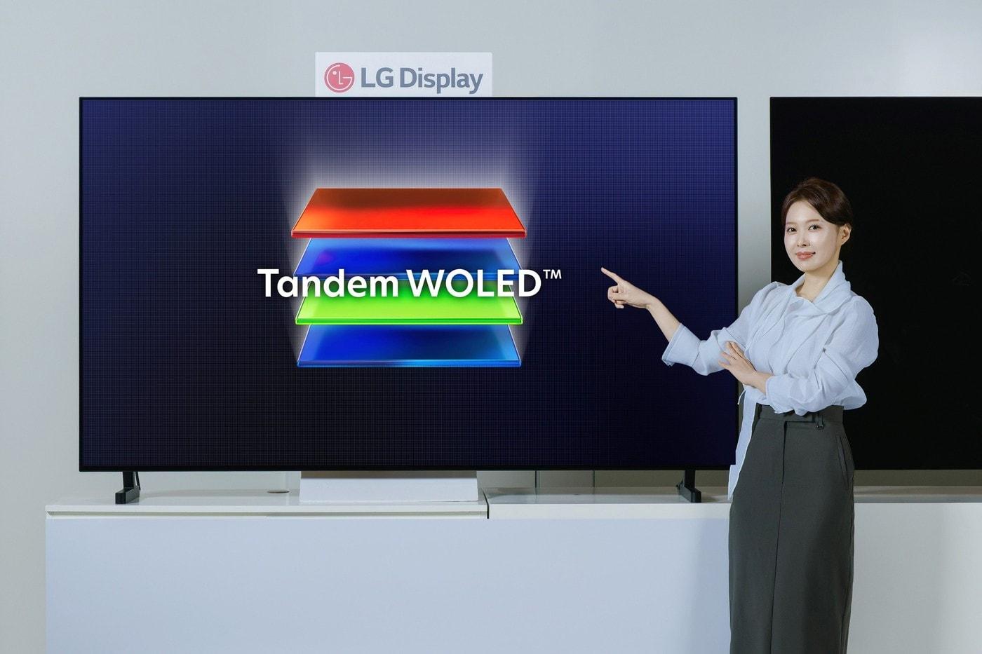 LG디스플레이 임직원이 '26년 신규 OLED TV 패널을 선보이고 있다.(LG디스플레이 제공)