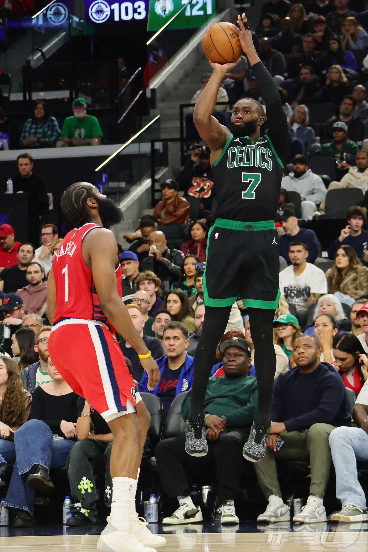 본문 이미지 - NBA 보스턴의 브라운(오른쪽)이 4일(한국시간) 클리퍼스와 경기에서 슛을 쏘고 있다. ⓒ AFP=뉴스1
