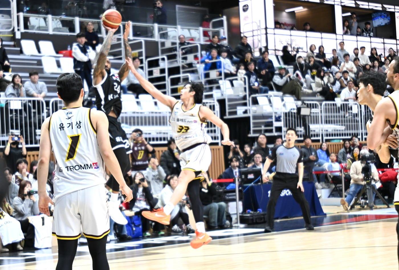 프로농구 KT 윌리엄스가 4일 수원 KT소닉붐아레나에서 열린 LG와 경기에서 버저비터를 터뜨리고 있다.(KBL 제공)