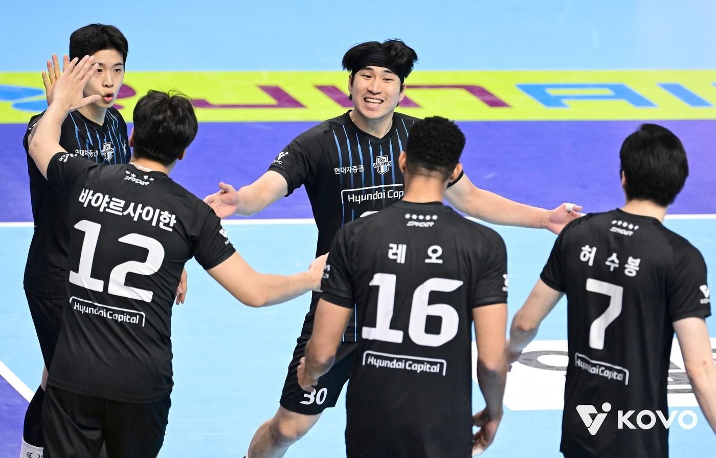 현대캐피탈은 4일 열린 2025-26 V리그 남자부 3라운드 대한항공과 맞대결에서 3-0으로 승리하며 선두 추격에 시동을 걸었다. (KOVO 제공)