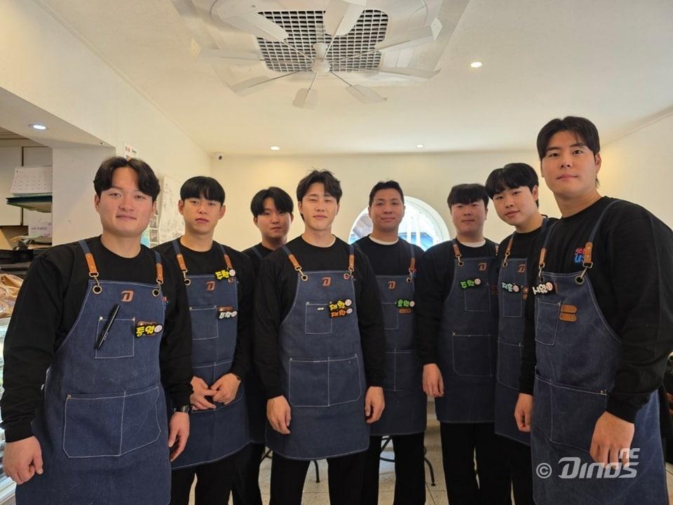 본문 이미지 - 자선카페 행사에 참여한 NC 다이노스 선수들. (NC 다이노스 제공)