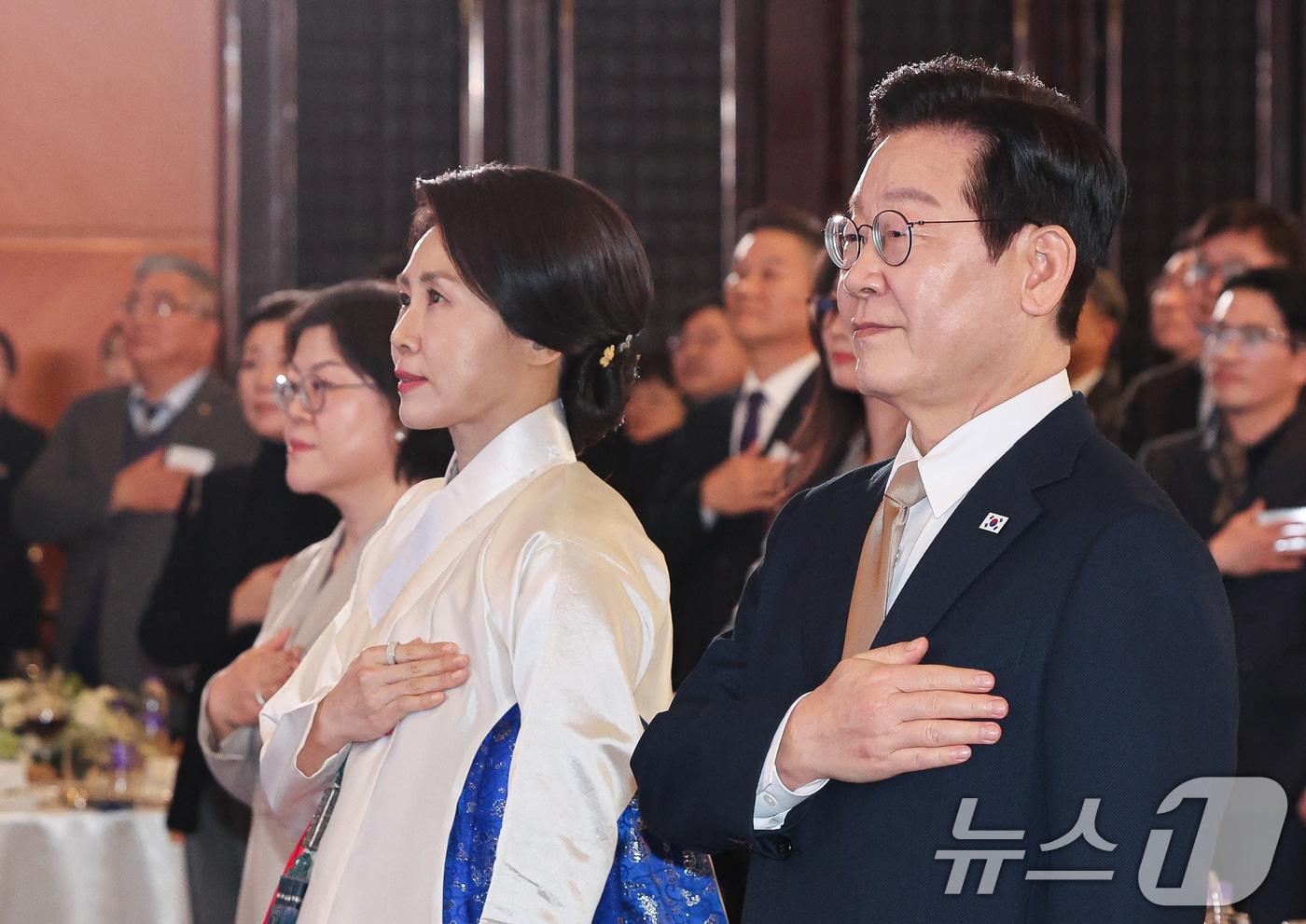 중국을 국빈 방문 중인 이재명 대통령과 김혜경 여사가 4일 베이징 한 호텔에서 열린 재중 한국인 간담회에서 국민의례를 하고 있다. 2026.1.4/뉴스1 ⓒ News1 허경 기자