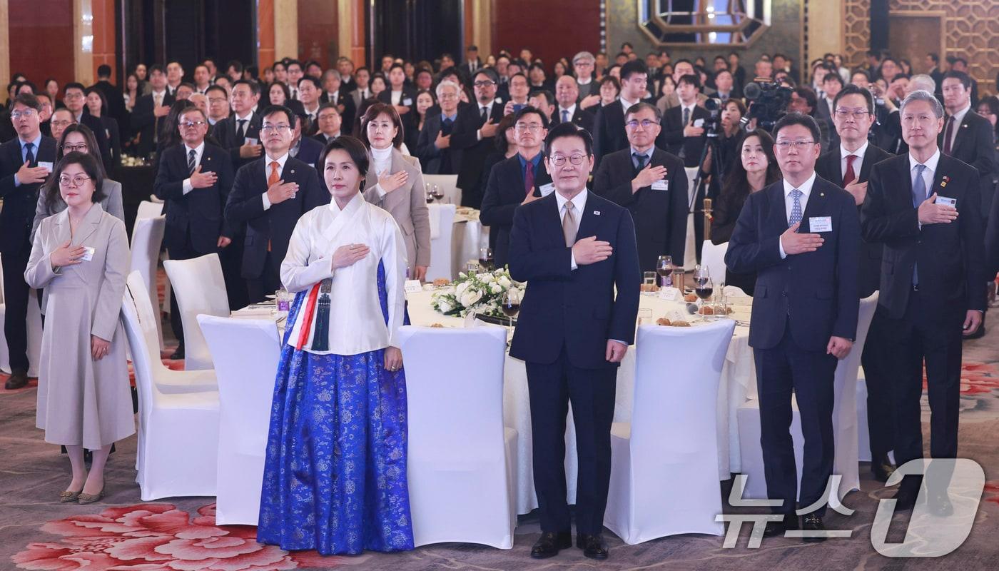 중국을 국빈 방문 중인 이재명 대통령과 김혜경 여사가 4일 베이징 한 호텔에서 열린 재중 한국인 간담회에서 국민의례를 하고 있다. 2026.1.4/뉴스1 ⓒ News1 허경 기자