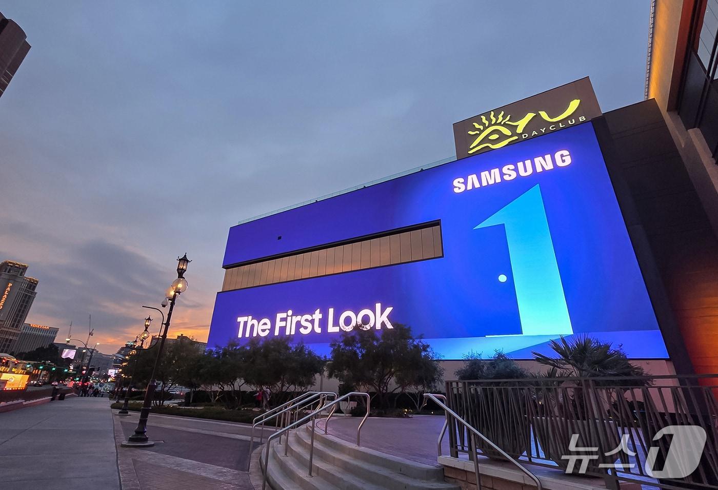  세계 최대 전자 전시회 CES 2026가 열리는 미국 라스베이거스 위치한 리조트월드 호텔 외경의 삼성전자 CES 2026 옥외광고 사진 (사진제공 = 삼성전자)