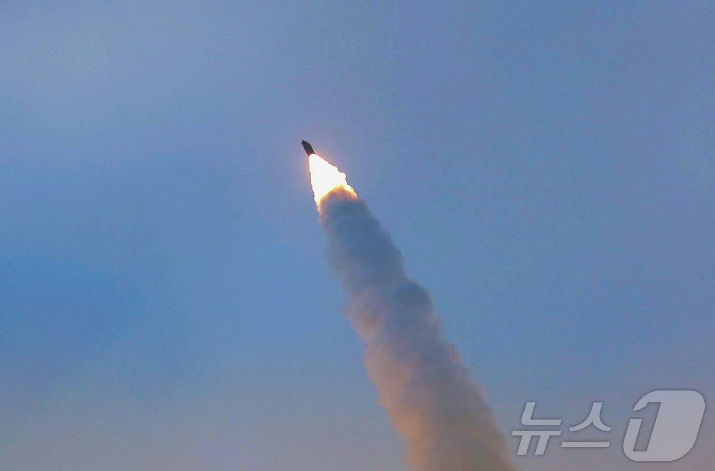 (평양 노동신문=뉴스1) = 북한은 전날인 4일 김정은 노동당 총비서의 참관하에 극초음속미사일 발사훈련을 진행했다고 5일 밝혔다. [국내에서만 사용가능. 재배포 금지. DB 금지. For Use Only in the Republic of Korea. Redistribution Prohibited] rodongphoto@news1.kr