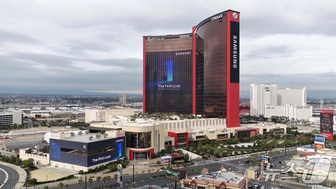 세계 최대 전자 전시회 CES 2026가 열리는 미국 라스베이거스 위치한 리조트월드 호텔 외경의 삼성전자 CES 2026 옥외광고 사진 (사진제공 = 삼성전자) 