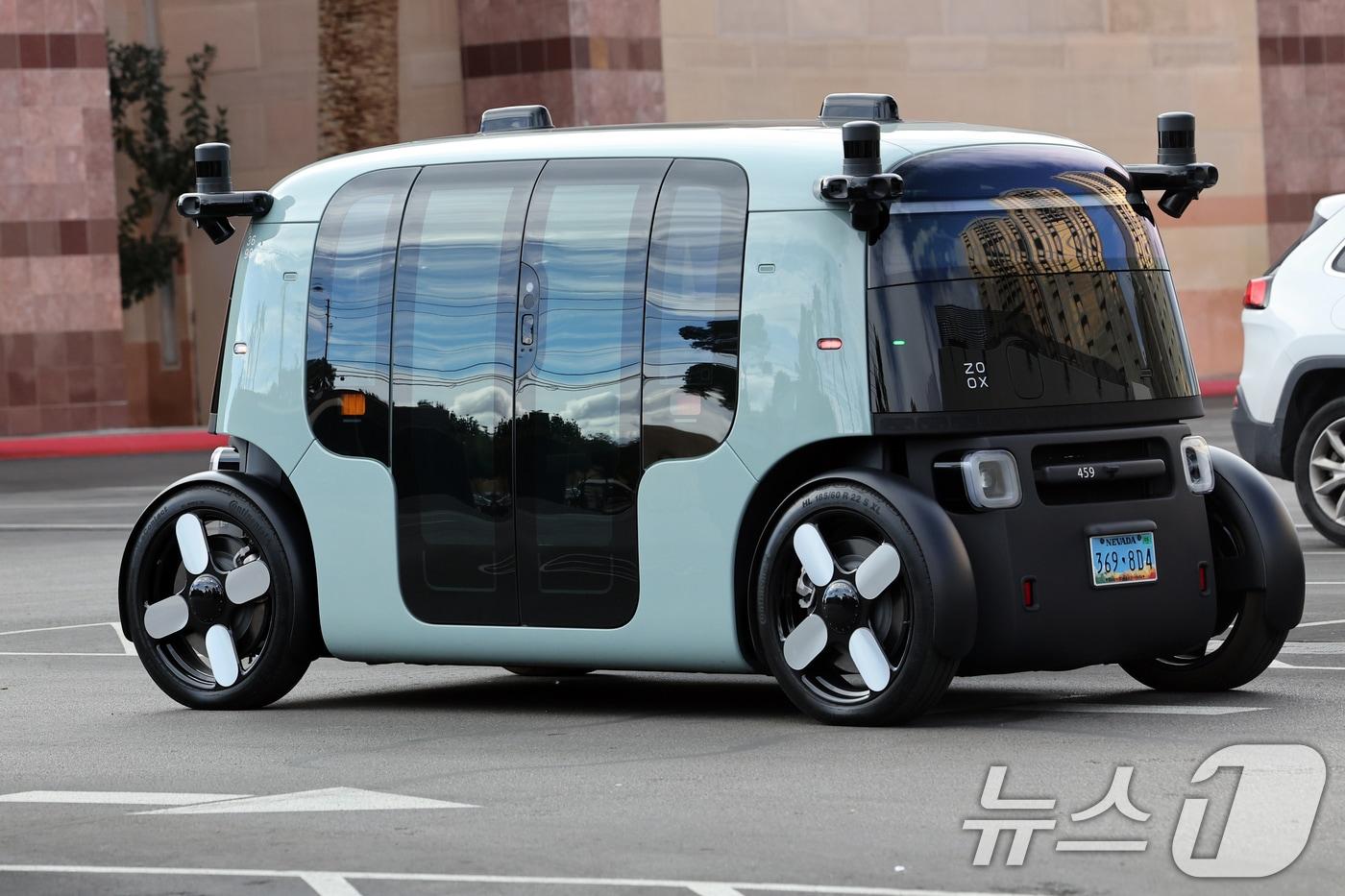 본문 이미지 - 세계 최대 IT(정보기술)·가전 전시회 'CES 2026' 개막을 이틀 앞둔 4일(현지시간) 미국 네바다주 라스베이거스 거리에 아마존의 로보택시 '죽스(ZOOX)'가 도로를 주행하고 있다. 이 자율주행 택시는 운전자는 물론 스티어링휠과 페달, 계기반 등이 아예 없는 것이 특징이다. 2026.1.5/뉴스1 ⓒ News1 황기선 기자