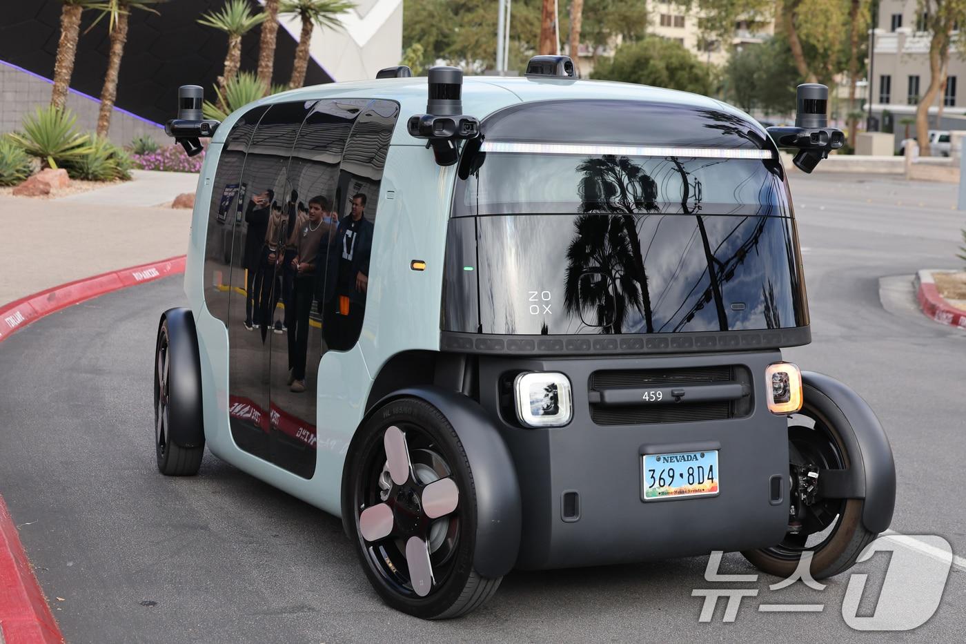 본문 이미지 - 세계 최대 IT(정보기술)·가전 전시회 'CES 2026' 개막을 이틀 앞둔 4일(현지시간) 미국 네바다주 라스베이거스 거리에 아마존의 로보택시 '죽스(ZOOX)'가 도로를 주행하고 있다. (자료사진) 2026.1.5/뉴스1 ⓒ News1 황기선 기자