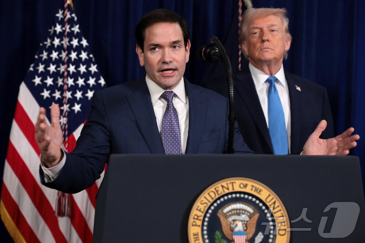 마코 루비오 미국 국무장관이 지난 3일(현지시간) 플로리다 마러라고에서 열린 기자회견에서 니콜라스 마두로 베네수엘라 체포·압송 작전 배경에 대해 설명하고 있다. 2026.01.04 ⓒ 로이터=뉴스1 ⓒ News1 류정민 특파원