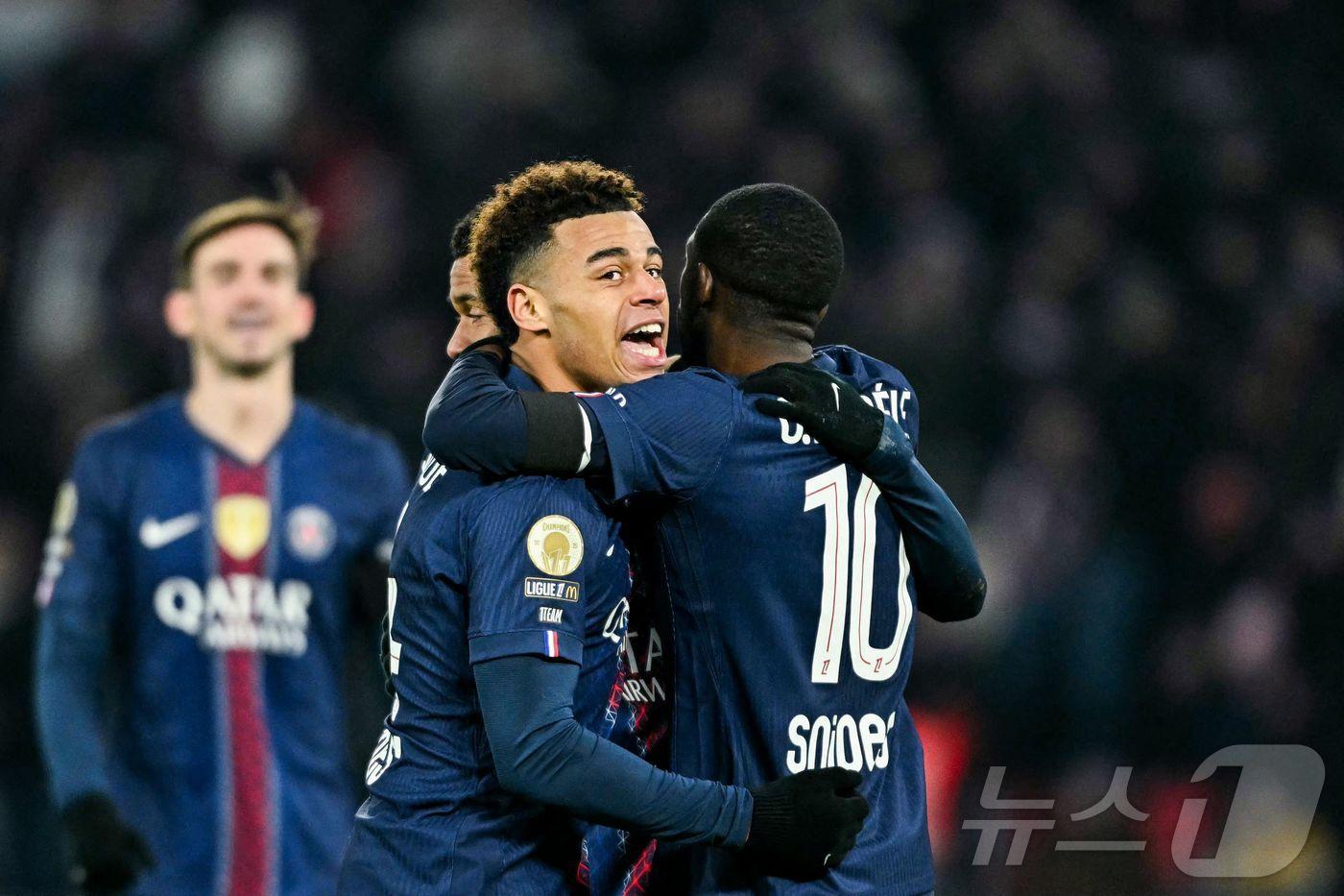 PSG 데지레 두에(왼쪽)가 5일(한국시간) 열린 2025-26 프랑스 리그1 파리FC와 경기에서 선제골을 터뜨린 뒤 우스만 뎀벨레와 함께 기뻐하고 있다. ⓒ AFP=뉴스1