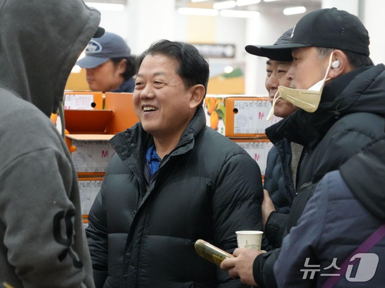 본문 이미지 - 경기도지사 출마 첫 현장 행보로 5일 새벽 수원농수산물도매시장을 찾아 시장 상인들과 함께하고 있는 김병주 국회의원.(김병주 의원실 제공. 재판매 및 DB금지)