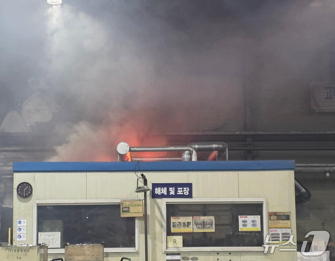 본문 이미지 - 5일 오전 1시21분쯤 대구 달서구 월암동의 차부품 제조 공장에서 불이 나 화염과 연기가 치솟고 있다.(대구소방안전본부 제공. 재판매 및 DB금지)