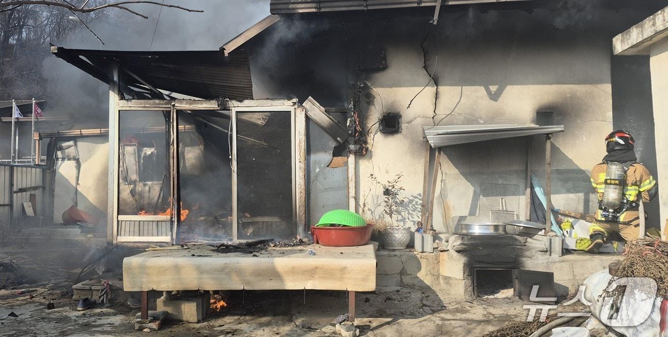 본문 이미지 - 4일 오후 1시 24분쯤 경북 예천군 감천면 한 주택에서 불이나 소방 당국이 진화하고 있다(경북소방본부 제공. 재판매 및 DB 금지)2026.1.5/뉴스1