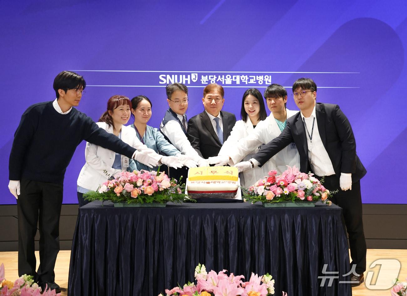 본문 이미지 - 분당서울대병원 2026년의 시무식 및 신년하례회 당시 병원 직종별 대표자가 모여 기념사진을 촬영하고 있다.(분당서울대병원 제공)