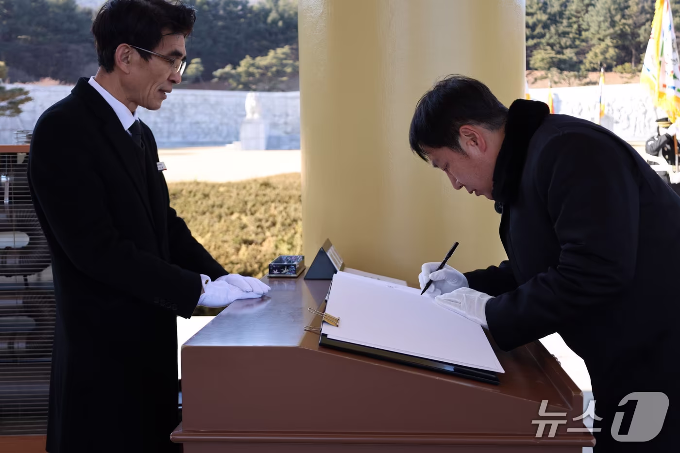 김영신 원장이 순국선열과 호국영령의 넋을 기리기 위해 참배하고 있다. (TIPA 제공)