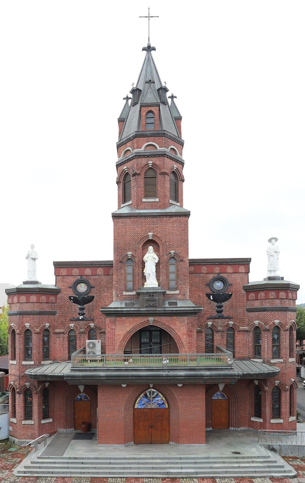 본문 이미지 - 전주 중앙성당 정면 모습.(국가유산청 제공)