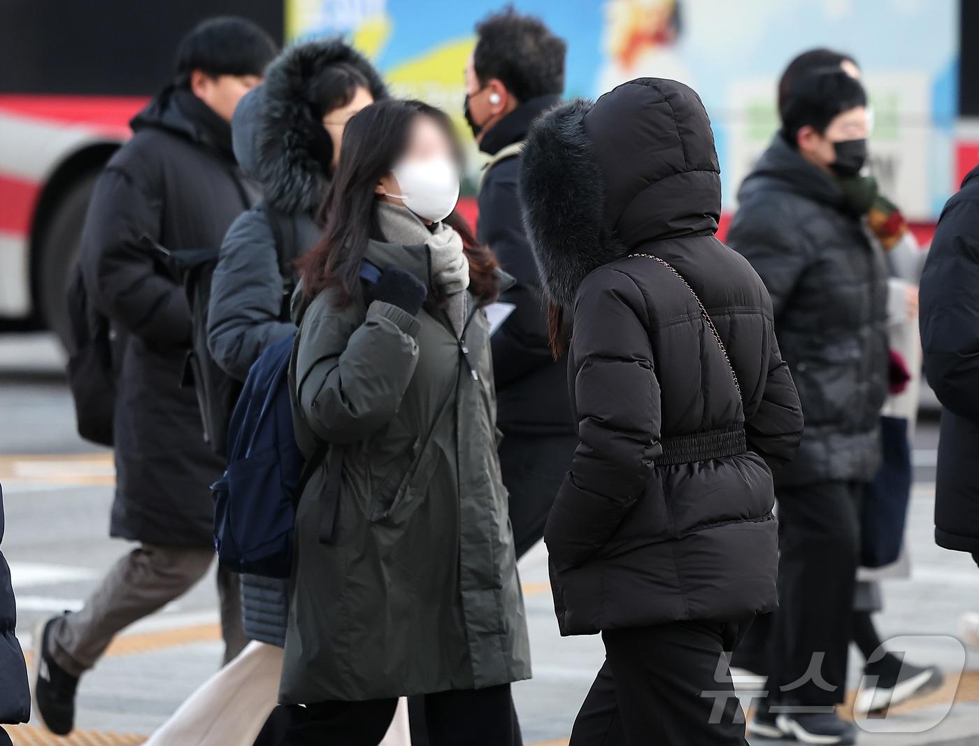 본문 이미지 - 추위에 두꺼운 옷 입은 시민들.(뉴스1 DB)