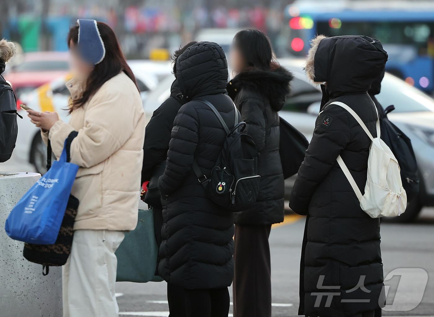 본문 이미지 - 절기상 소한(小寒)인 5일 오전 서울 종로구 광화문네거리에서 두터운 옷차림을 시민들이 발걸음을 옮기고 있다.  기상청에 따르면 이날 아침 최저기온은 -10∼2도로 추위가 이어지겠으나 낮 최고기온은 0~9도로 대부분 지역이 영상으로 회복될 전망이라고 예보했다. 2026.1.5/뉴스1 ⓒ News1 김진환 기자