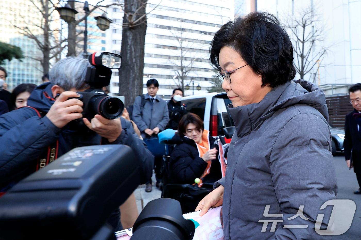 갑질·폭언 등 직장 내 괴롭힘 의혹이 제기된 이혜훈 초대 기획예산처 장관 후보자가 5일 오전 서울 중구 예금보험공사에 마련된 인사청문회 준비 사무실로 출근하며 박경석 전국장애인차별철폐연대 공동상임대표를 만나 장애인예산안에 대한 입장을 전달받은 뒤 이동하고 있다. ⓒ News1 박정호 기자