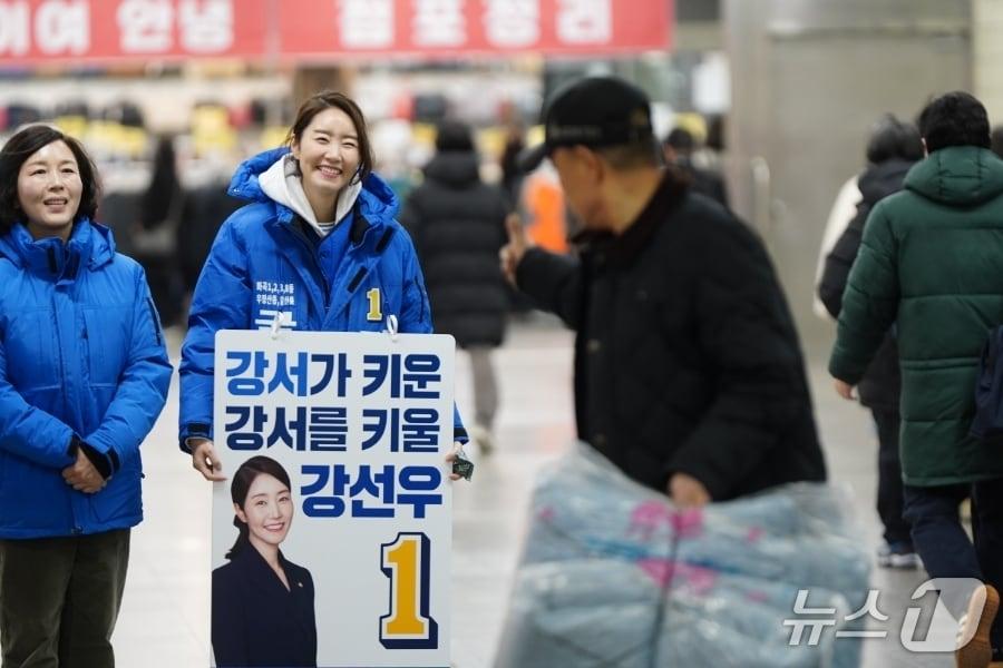 본문 이미지 - 강선우 무소속 의원과 김경 서울시의원 모습(강선우 의원 사회관계망서비스 갈무리)