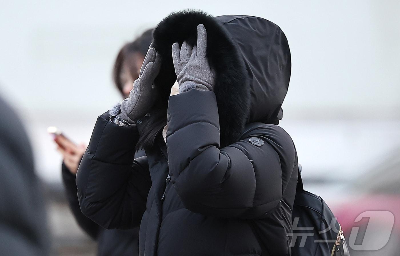 절기상 소한(小寒)인 5일 오전 서울 종로구 광화문네거리에서 두터운 옷차림을 시민이 발걸음을 옮기고 있다. 기상청에 따르면 이날 아침 최저기온은 -10∼2도로 추위가 이어지겠으나 낮 최고기온은 0~9도로 대부분 지역이 영상으로 회복될 전망이라고 예보했다. 2026.1.5/뉴스1 ⓒ News1 김진환 기자