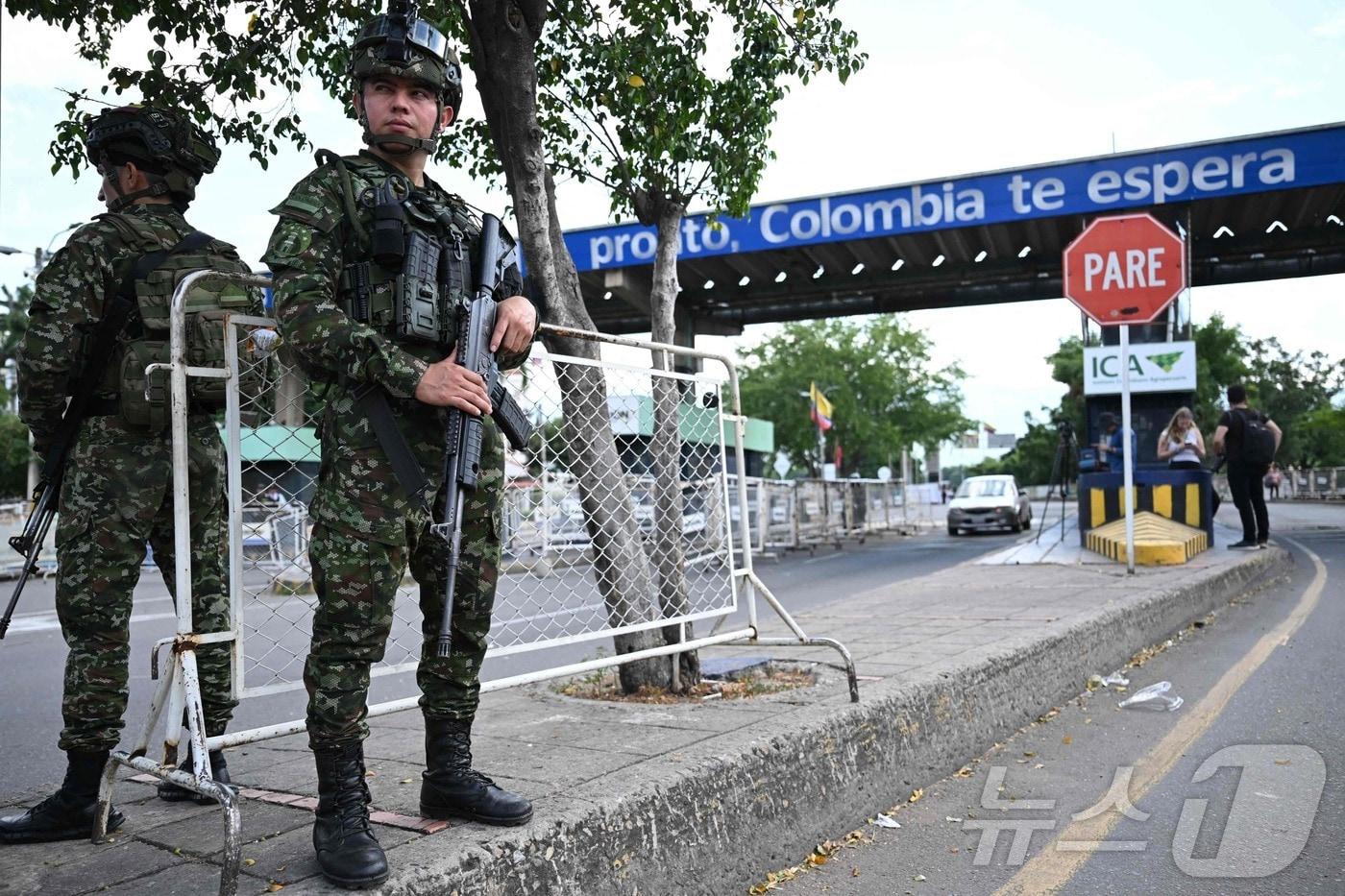 콜롬비아 군인들이 2026년 1월 4일  베네수엘라와의 국경 검문소를 감시하기 위해 콜롬비아 쿠쿠타에서 경계 근무를 서고 있다. 니콜라스 마두로 베네수엘라 대통령이 미국에 체포된 다음 날이다. 2026.01.04.ⓒ AFP=뉴스1