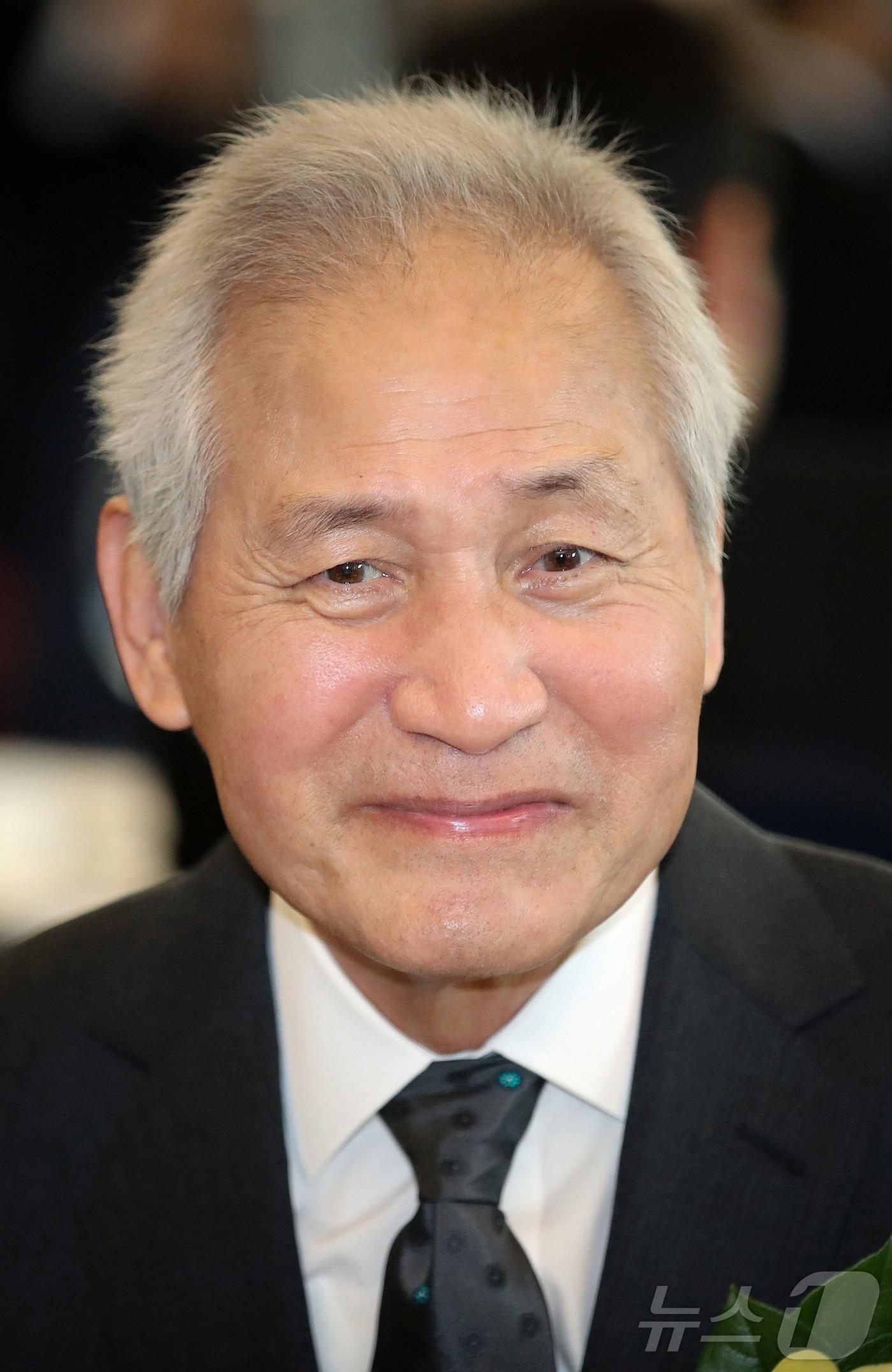 본문 이미지 - 배우 안성기가 5일 서울 용산구 순천향대병원에서 향년 74세를 일기로 별세했다. 사진은 2023년 제4회 4·19 민주평화상 시상식에 참석하는 배우 안성기.(뉴스1 DB) 2026.1.5/뉴스1