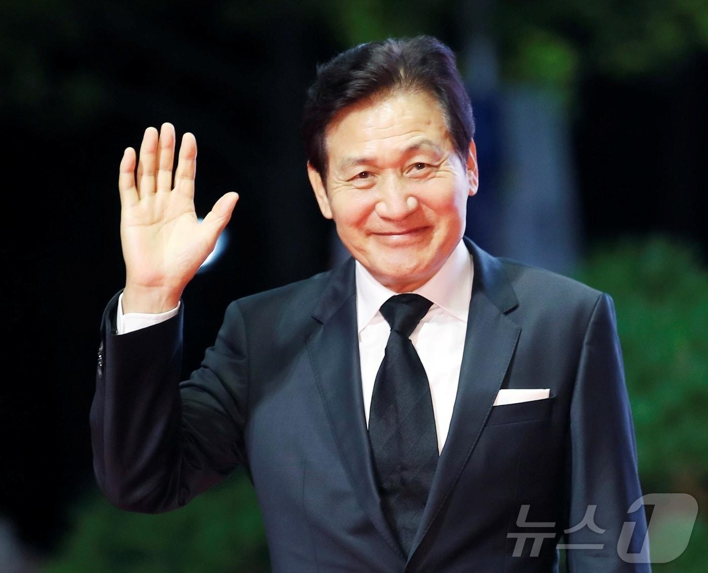 본문 이미지 - 배우 안성기가 5일 서울 용산구 순천향대병원에서 향년 74세를 일기로 별세했다. 사진은 2021년 제26회 부산국제영화제 개막식 레드카펫 행사에 참석하는 배우 안성기. (뉴스1 DB) 2026.1.5/뉴스1
