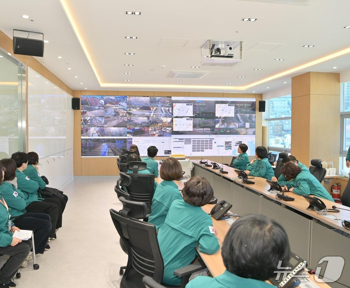 본문 이미지 - 부산 동구 24시간 재난안전상황실 모습 (부산 동구 제공. 재판매 및 DB금지)