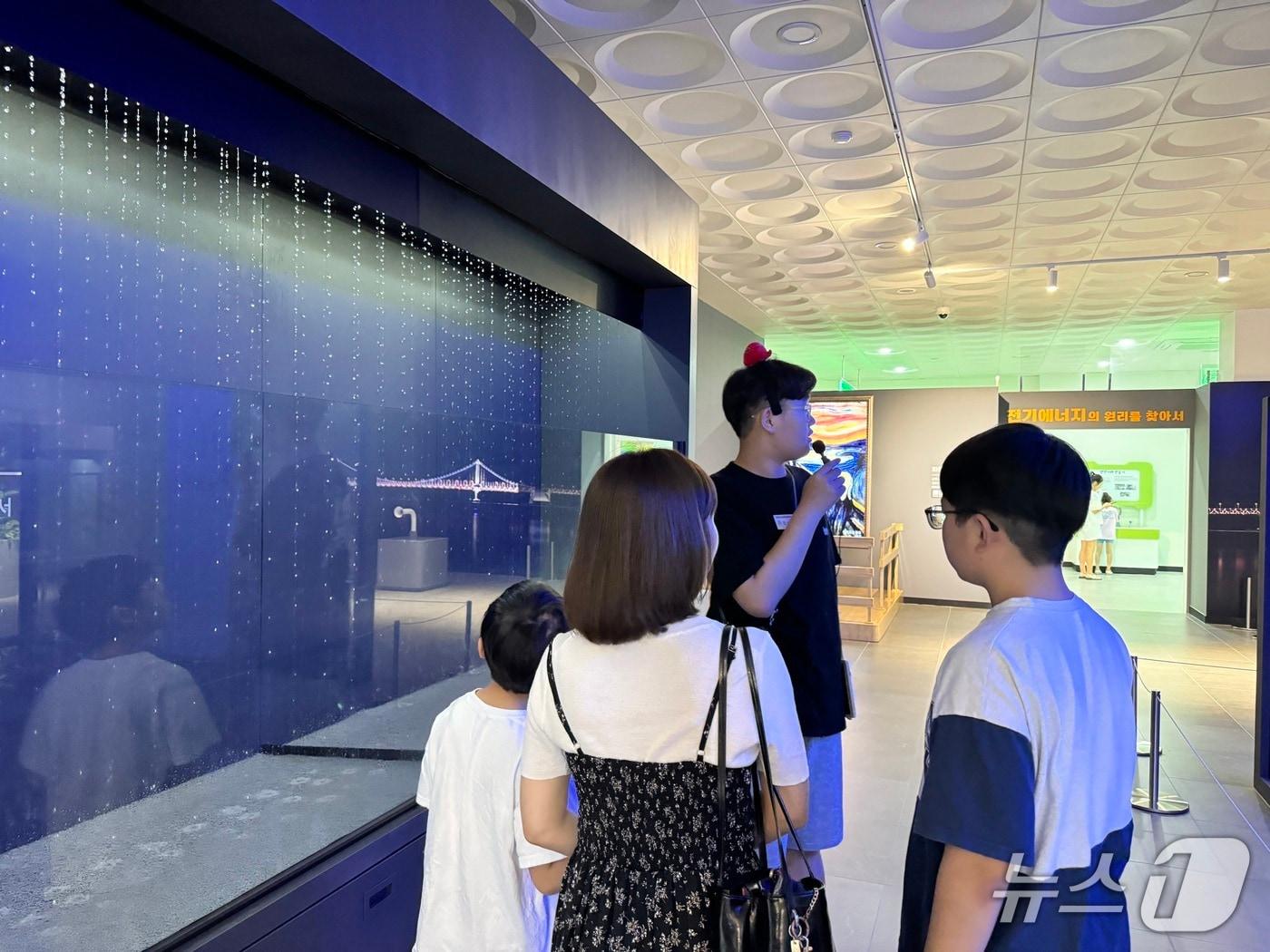 본문 이미지 - 학생 도슨트 활동 모습.(부산시교육청 제공. 재판매 및 DB금지)