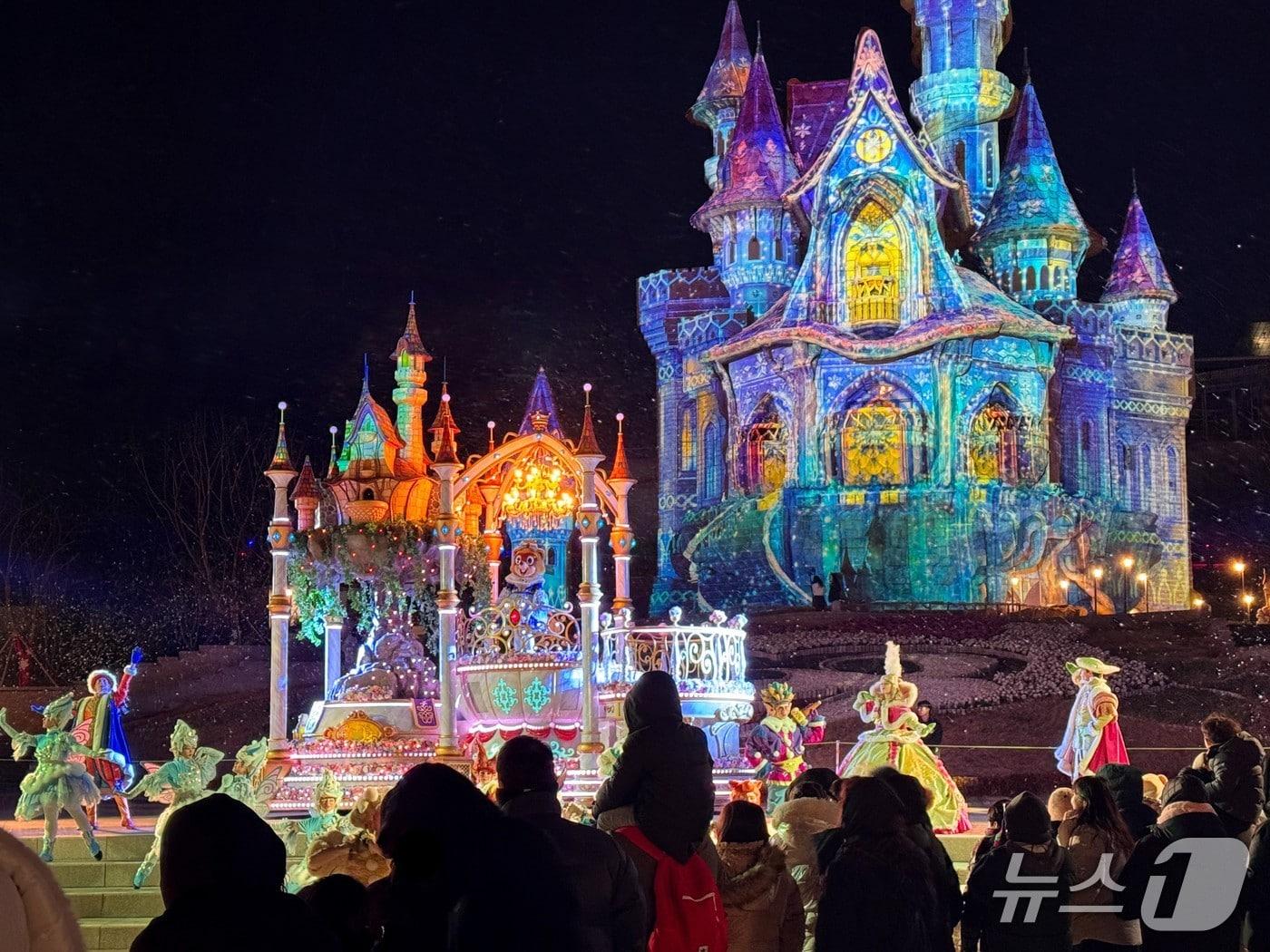 본문 이미지 - 롯데월드 어드벤처 부산 시즌 멀티미디어 맵핑쇼. (롯데월드 어드벤처 부산 제공. 재판매 및 DB 금지)