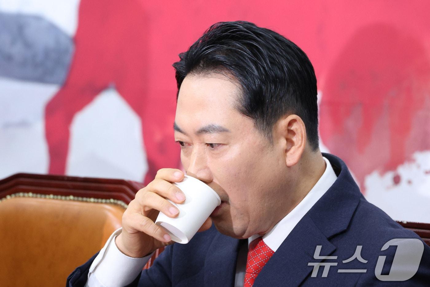 장동혁 국민의힘 대표가 5일 서울 여의도 국회에서 열린 최고위원회의에서 목을 축이고 있다. 2026.1.5/뉴스1 ⓒ News1 신웅수 기자