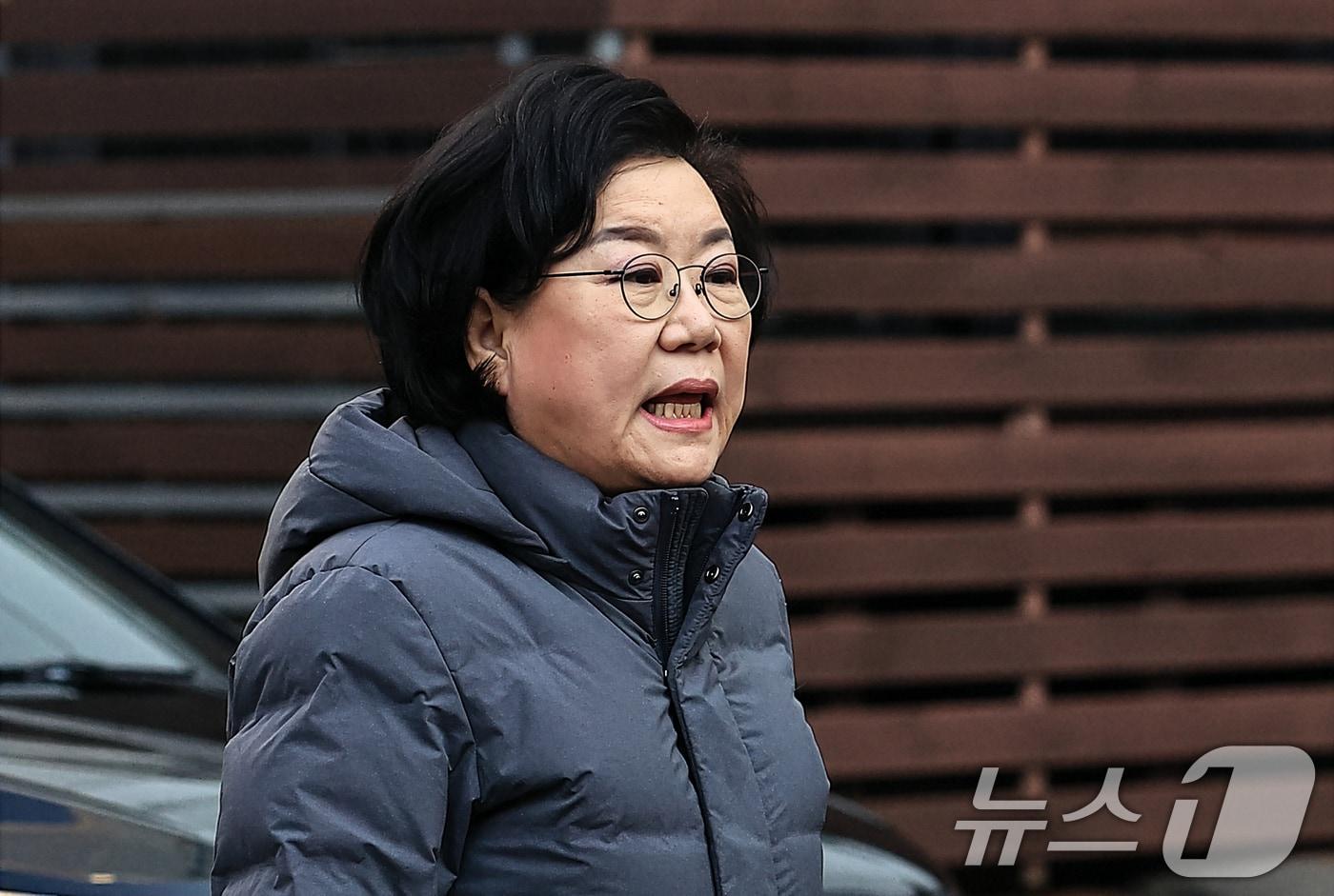 이혜훈 초대 기획예산처 장관 후보자가 5일 오전 서울 중구 예금보험공사에 마련된 인사청문회 준비 사무실로 출근하며 박경석 전국장애인차별철폐연대 공동상임대표 등을 만나기 위해 차량에서 내려 이동하고 있다. 2026.1.5/뉴스1 ⓒ News1 박정호 기자
