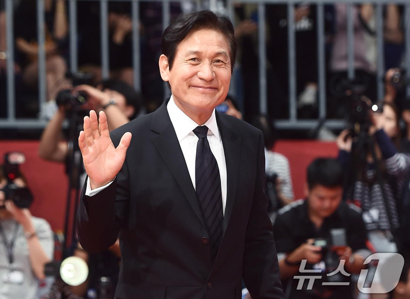 본문 이미지 - 배우 안성기가 5일 서울 용산구 순천향대병원에서 향년 74세를 일기로 별세했다. 사진은 2016년 제21회 부산국제영화제 개막식 레드카펫 행사에 참석하는 배우 안성기. (뉴스1 DB)2026.1.5/뉴스1