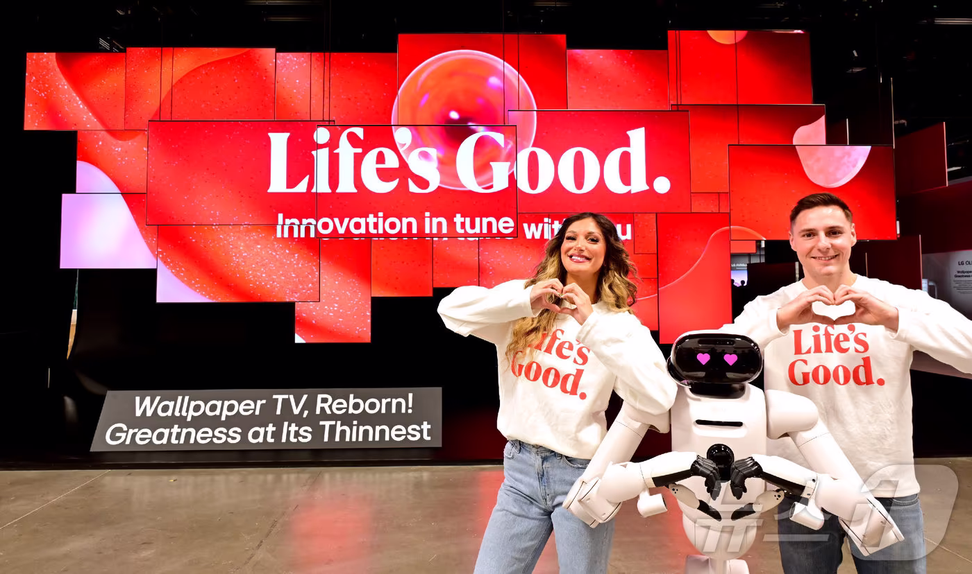 LG전자가 오는 6일부터 9일(현지시간)까지 미국 라스베이거스에서 열리는 세계 최대 가전·IT 전시회 CES 2026에서 고객을 중심으로 공간과 제품을 조화롭게 조율하고 행동하는 공감지능의 진화를 선보인다고 5일 밝혔다. 사진은 홈 로봇 'LG 클로이드'와 모델들이 초대형 오브제 앞에서 다양한 포즈를 취하고 있는 모습. (LG전자 제공. 재판매 및 DB 금지) 2026.1.5/뉴스1