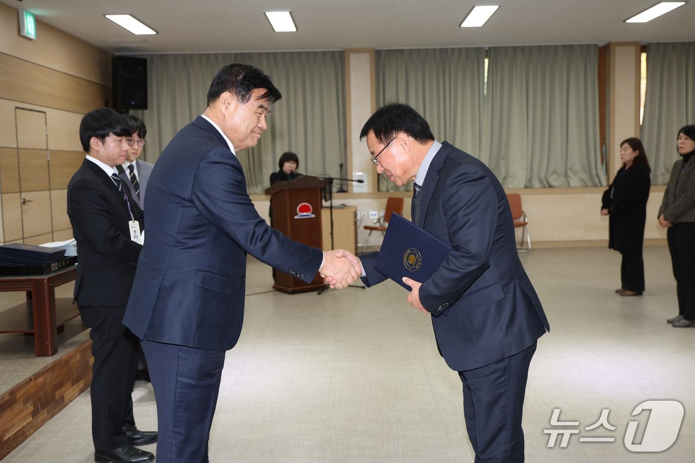 심규언 강원특별자치도 동해시장이 5일 열린 신규임용 공무원 및 승진·전보 인사발련 신고식에서 발령장을 전달하고 있다.(동해시 제공, 재판매 및 DB 금지) 2026.1.5/뉴스1