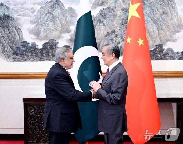 본문 이미지 - 왕이 중국 외교부장과 모함마드 이샤크 다르 파키스탄 부총리 겸 외교장관이 4일 베이징에서 '제7차 중-파키스탄 외교장관 전략 대화'를 개최했다. (중국 외교부 홈페이지)