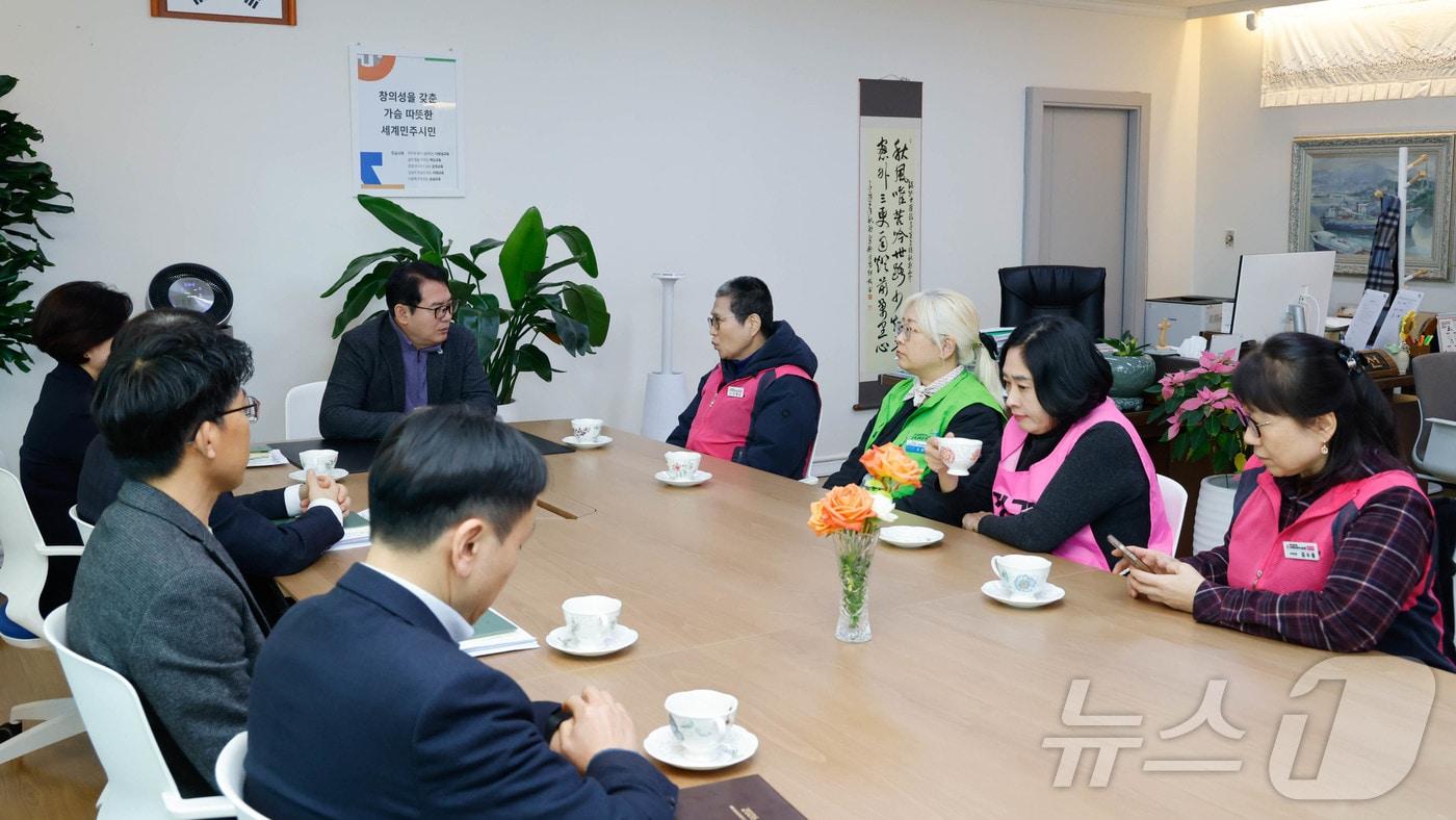 이정선 광주교육감이 광주학교비정규직연대회의외 단체협약을 합의하고 있다.(광주교육청 제공. 재배포 및 DB 금지)