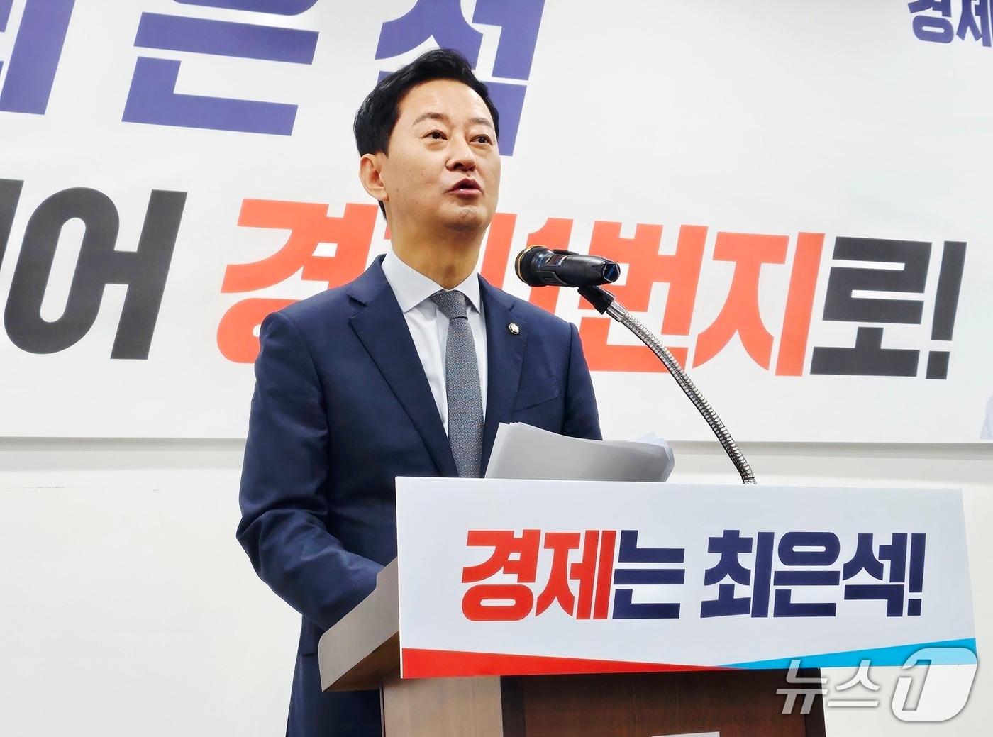 본문 이미지 - 최은석 국민의힘 의원(대구 동구·군위군갑)이 5일 대구 수성구 국민의힘 대구시당에서 기자회견을 열고 지방선거 대구시장 출마를 선언하고 있다. 2026.1.5/뉴스1 남승렬 기자