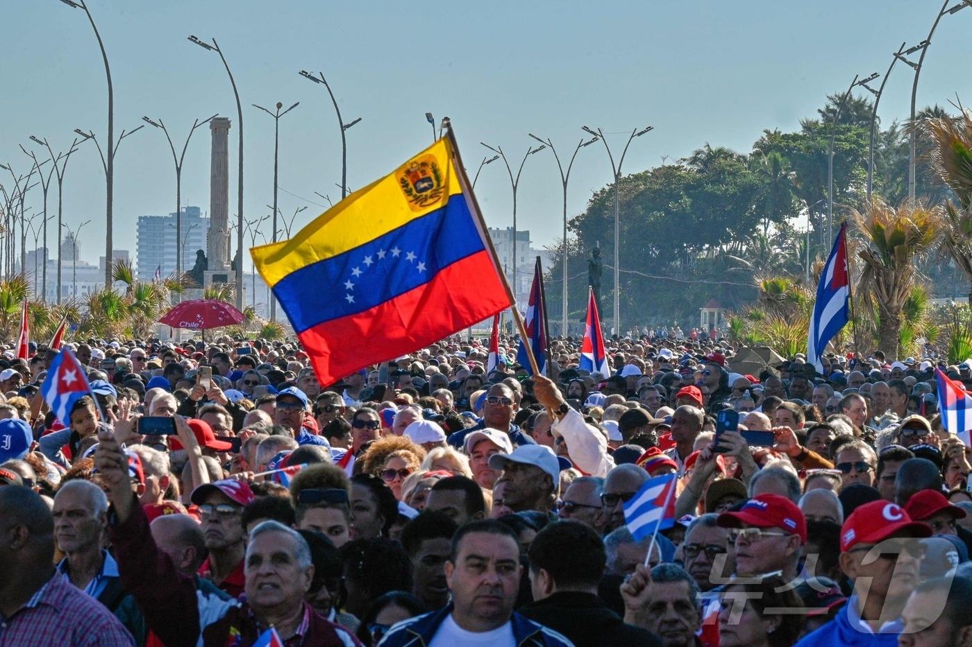 쿠바인들이 2026년 1월 3일 아바나에서 베네수엘라 지도자 니콜라스 마두로를 지지하는 집회를 열고 베네수엘라 국기를 흔들고 있다. 2026.01.03. ⓒ AFP=뉴스1